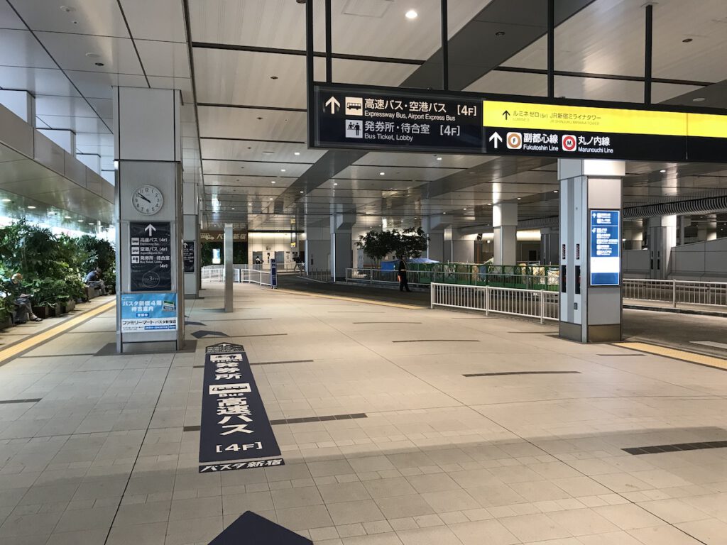 バスタ新宿 4階までの道のり